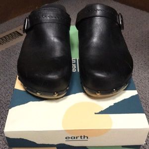 Earth tiku clogs. Black